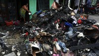 Sisa-sisa kebakaran tampak menumpuk di depan rumah.