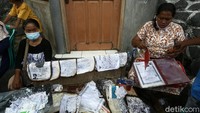 Warga korban kebakaran di jalan Kalianyar X RT 007/RW 008, Tambora, Jakarta Barat, menyelamatkan dokumen-dokumen penting yang tidak terbakar.