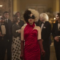 Di salah satu adegan pesta topeng, Emma Stone hampir sulit dikenali setelah muncul dalam balutan gaun merah dengan potongan leher yang asimetris dan sarung tangan panjang. Sebuah penutup mata turut menyempurnakan gayanya. (Foto: Dok. Disney)