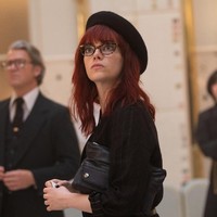 Film Cruella mengetengahkan kisah Estella de Vil, desainer muda yang ambisius dalam membangun kariernya, di London era 1970-an. Di awal trailer, Emma Stone memperlihatkan sisi Cruella yang lugu dengan busana hitam bergaya klasik, berpadu kacamata dan topi baret. Rambut panjangnya yang berwarna dibiarkan tergerai bebas secara natural. (Foto: Dok. Disney)