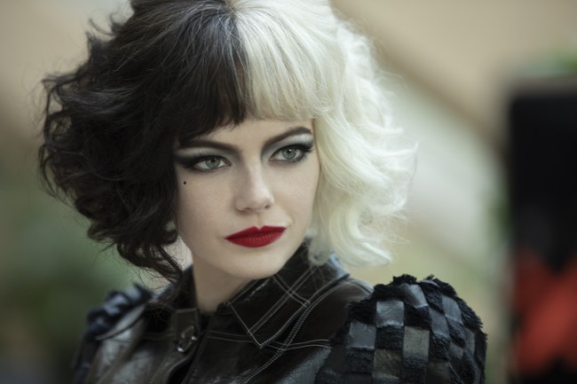 Rambutnya pun berubah. Sebagaimana Cruella di film animasi klasik 101 Dalmatians atau versi live action yang  diperankan oleh Glenn Close, Emma tampil dengan rambut beda warna di dua sisi, satu hitam dan sisanya putih. (Foto: Dok. Disney)