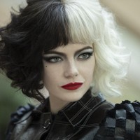 Rambutnya pun berubah. Sebagaimana Cruella di film animasi klasik 101 Dalmatians atau versi live action yang  diperankan oleh Glenn Close, Emma tampil dengan rambut beda warna di dua sisi, satu hitam dan sisanya putih. (Foto: Dok. Disney)