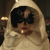 Disney akhirnya memberikan sedikit bocoran film Cruella lewat trailer terbaru. Cuplikan singkat dari film yang akan dirilis pada 28 Mei 2021 itu memperlihatkan aksi Emma Stone melakoni salah satu karakter penjahat fenomenal Disney. (Foto: Dok. Disney)