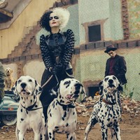 Lalu penampilan Emma Stone berubah drastis. Kini, aktris pemenang Oscar itu ditemani deretan busana bernuansa punk-rock yang bold dan edgy. (Foto: Dok. Disney)