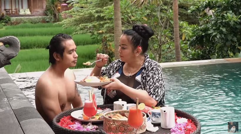 Romantisnya Jennifer Jill dan Ajun Perwira saat Floating Breakfast dan Makan Malam
