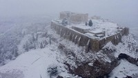 Monumen kuno sekaligus situs ikonik di Athena, Acropolis, tampak diselimuti salju tebal pada Selasa (16/2/2021) waktu setempat. AP Photo/Antonis Nikolopoulos