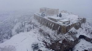 Foto: Fenomena Salju Langka yang Selimuti Kota Athena