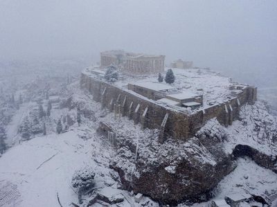Foto: Fenomena Salju Langka yang Selimuti Kota Athena