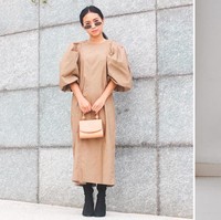 Gaya Glenca Chysara dan Ayya Renita yang menggunakan dress warna khaki. Kedua wanita ini menggunakan sepatu model boots.  Foto: Instagram