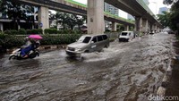 Alhasil, Arus lalu lintas disekitar pun tersendat karena ada genangan banjir.