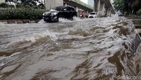 Hujan deras mengguyur wilayah Jakarta sejak Kamis (18/2) siang. Hujan yang hampir berlangsung 2 jam lebih itu mengakibatkan sejumlah ruas jalan di Jakarta tergenang banjir.