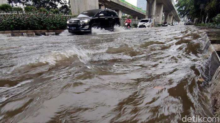Hujan deras dengan intensitas yang tinggi membuat jalan Kapt Tendean Jakarta Selatan juga tergenang banjir yang cukup tinggi. Lalu lintas pun tersendat.