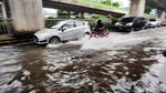 Genangan di Jl Kapt Tendean, Lalin juga Tersendat