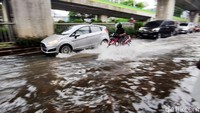 Ketinggian genangan mencapai kurang lebih 25 cm. Genangan banjir terdapat di lajur kiri, sehingga pemotor/pengendara mobil harus ke kanan jalan karena dikhawatirkan mesin terendam.