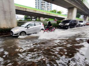 Genangan di Jl Kapt Tendean, Lalin juga Tersendat