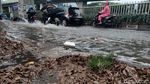 Genangan di Jl Kapt Tendean, Lalin juga Tersendat