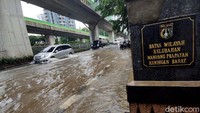 Salah satu titik banjir itu terdapat di Jalan Kapt Tendean, Jakarta Selatan, tepatnya di depan Graha Mandiri sebelum Puskesmas Mampang Prapatan atau Fly over yang menuju ke arah Kemang/Blok M.