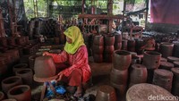 Setidaknya ada sekitar 200 keluarga di Desa Plumpungrejo yang meneruskan tradisi menjadi perajin gerabah.