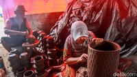 Pada awalnya, gerabah yang dibuat hanya berupa alat-alat rumah tangga saja. Namun saat ini sudah merambah menjadi barang-barang rumah tangga dan dekorasi seperti vas bunga, pot bunga hingga asbak.