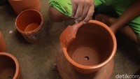 Para perajin menyelesaikan proses pembuatan tembikar (gerabah) di Desa Plumpungrejo, Kecamatan Kademangan, Blitar, Jawa Timur, beberapa waktu lalu.