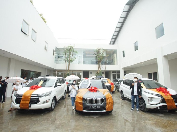 Gilang Widya Pramana dan Shandy Purnamasari membagi-bagikan mobil untuk karyawannya. Pasangan crazy rich Malang, Gilang Widya Pramana dan Shandy Purnamasari.