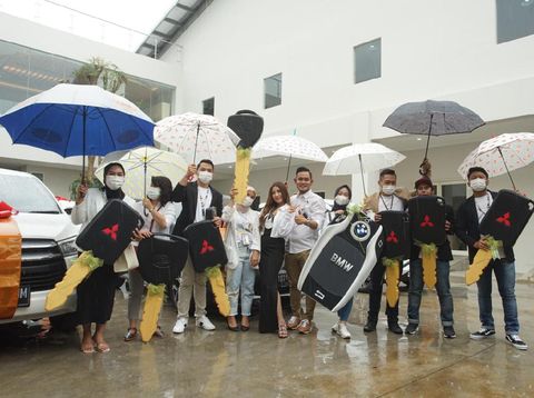 Gilang Widya Pramana dan Shandy Purnamasari membagi-bagikan mobil untuk karyawannya.