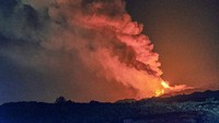 Gunung tersebut memuntahkan aliran batuan cair dan awan abu besar. AP Photo/Salvatore Allegra