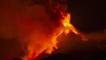 Awan debu mengerikan melanda Eropa pada tahun 536 M. Catatan arkeologi menunjukkan bahwa badai menyebabkan suhu turun selama 12 hingga 18 bulan, menciptakan musim panas sangat dingin dan musim dingin sangat keras. Peristiwa alam yang belum teridentifikasi, kemungkinan letusan gunung berapi, diperkirakan telah menciptakan tabir debu. Hampir sepertiga penduduk Eropa tersapu bersih, dengan angka kematian meningkat hingga 90% di beberapa wilayah utara. Foto: AP/Salvatore Allegra