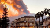 Gunung Etna memang disebut hampir selalu dalam keadaan meletus dan kepala Institut Nasional untuk Geofisika dan Vulkanologi di Kota Catania, Stefano Branco, mengatakan letusan dari gunung api tersebut sama sekali tidak mengkhawatirkan. AP Photo/Davide Anastasi