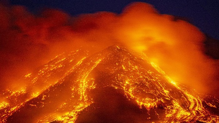 Gunung Api Paling Aktif di Eropa Kembali Erupsi Lava menyembur dari gunung berapi Etna, Sisilia, Italia, Selasa (16/2/2021) waktu setempat.