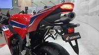 Selain ubahan itu, selebihnya tidak tampak perbedaan yang signifikan. Mulai bagian tangki, area tengah, hingga ke belakang, CBR600RR terbaru masih mempertahankan desain lama. Bahkan desain pelek, swingarm, rem cakram, hingga spakbor belakang juga identik dengan model sebelumnya. Foto: Ridwan Arifin