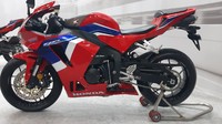 Ini tampilan CBR600RR dari samping, menggunakan livery yang sama dengan CBR1000RR-R Fireblade Foto: Ridwan Arifin