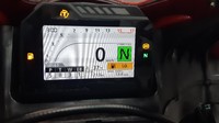 Layar panel instrumennya yang sekarang sudah mengadopsi jenis TFT Full-Color Digital Panel Meter. Selain itu juga bisa memilih tampilan interface dengan 2 opsi yakni street dan racing. Foto: Ridwan Arifin