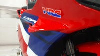 Bisa dibilang, CBR600RR ini mereplikasi penampilan sang kakak, CBR1000RR-R Fireblade. Tetapi satu hal baru yang bisa ditemukan ialah penggunaan komponen winglet yang berbentuk seperti sirip hiu. Foto: Ridwan Arifin