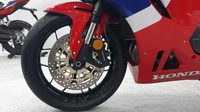 Bagian lain yang membedakan ada di area suspensi, di mana CBR600RR menggunakan suspensi depan USD yang dicat warna hitam. CBR600RR sebelumnya menggunakan suspensi USD warna gold. Foto: Ridwan Arifin