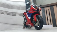  CBR600RR mengalami revisi besar pada bagian fascia. CBR600RR versi 2021 punya bentuk lampu depan yang lebih sipit dan agresif. Posisi lampu sein juga dipindah ke atas fairing dan lebih dekat dengan tuas kopling dan rem. Semua lampu LED yang disematkan. Foto: Ridwan Arifin