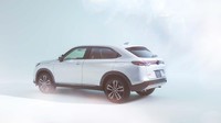 Beralih ke bagian samping, garis desain Honda HR-V tampak lebih mewah. Tarikan garis dari kap mesin mengalir melewati handle pintu sampai ke lampu belakang. Kesan kekar ala mobil-mobil SUV juga digambarkan dengan over fender yang tegas, begitu juga skirt yang tebal menambah kesan gagah pada Honda HR-V. Foto: Dok. Honda