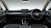 Interior Honda HR-V atau Vezel terbaru mengedepankan bentuk solid yang mengekspresikan kekuatan ala mobil SUV.  Honda telah menambahkan panoramic roof yang memungkinkan cahaya nyaman masuk ke dalam ruangan dan saluran keluar AC yang memberikan angin sepoi-sepoi yang nyaman. Foto: Dok. Honda