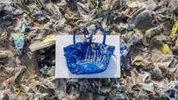 Selain itu, upaya untuk meningkatkan kesadaran masyarakat akan pentingnya mendaur ulang sampah dan tidak membuang sampah sembarangan maupun ke laut terus dilakukan.