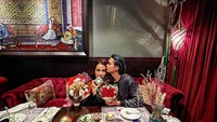 Di hari kasih sayang ini, Ipel dan Ajun memilih makan di restoran Turki di bilangan Jakarta Selatan. Makanan dan minuman tersaji lengkap di atas meja bertabur mawar merah. So sweet! Foto: instagram @ajunperwira