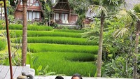 Ipel yang kini berusia 50 tahun masih tampak aktif menjalani berbagai aktivitas. Bahkan pasangan ini tampak seperti muda mudi yang sarapan sambil berendam di kolam renang. Foto: instagram @ajunperwira