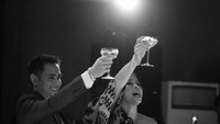 Ipel sempat menjadi perbincangan publik beberapa tahun lalu karena menikahi pesinetron muda yang usianya terpaut 17 tahun. Tapi Ipel maupun Ajun tak ambil pusing dan justru selalu tampak kompak serta romantis.  Foto: instagram @ajunperwira