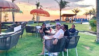 Sebagai pengusaha, Ipel dikenal tajir namun ia tak banyak memperlihatkan aksi foya-foya. Ipel justru sangat dekat dengan keluarga, termasuk 4 anaknya. Foto: instagram @ajunperwira