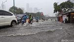 Jakarta Diguyur Hujan, Perempatan Kuningan-Mampang Tergenang