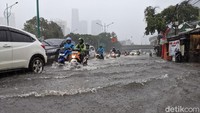 Meski tergenang, sejumlah kendaraan, baik roda dua maupun roda empat masih terlihat melintasi kawasan tersebut.