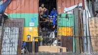 Hujan juga tampak masih mengguyur area perempatan Kuningan-Mampang.