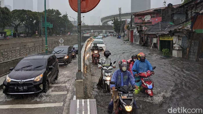 Jakarta Diguyur Hujan, Banjir Rendam Perempatan Kuningan-Mampang Hujan deras mengguyur kawasan Ibu Kota. Akibatnya, sejumlah wilayah terendam banjir, salah satunya area perempatan Kuningan-Mampang. Berikut potretnya.