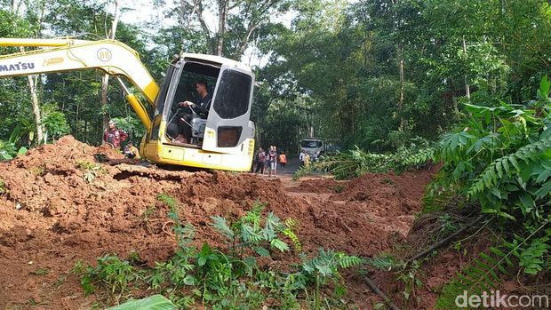 Jalan Nasional Ciamis-Cirebon Tertimbun Longsor
