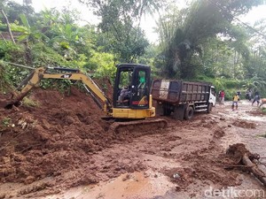Jalan Nasional Ciamis-Cirebon Tertimbun Longsor, Lalu Lintas Lumpuh