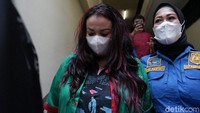 Hari ini, Jennifer Jill menjalani tes kesehatan di klinik kesehatan Polres Metro Jakarta Barat. Foto: Palevi/detikhot